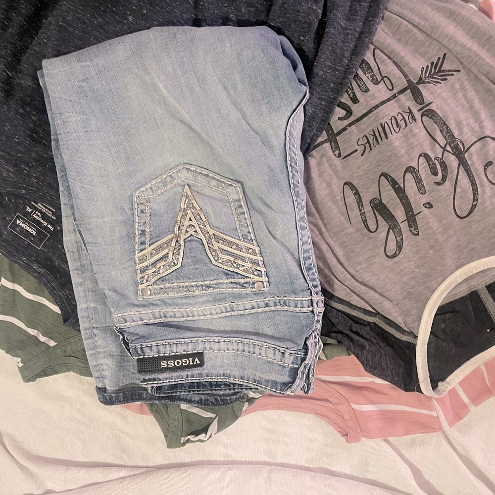 3 tee shirts size XL and Vigoss ankle jeans.  Size 16/33 length light wash
